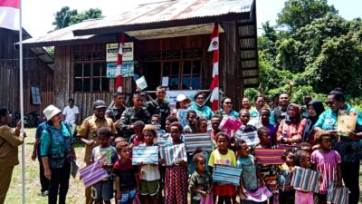 Bersama Walikota Jayapura,Satgas Yonif 122/TS Timbulkan Semangat Membaca Anak-anak Perbatasan Papua