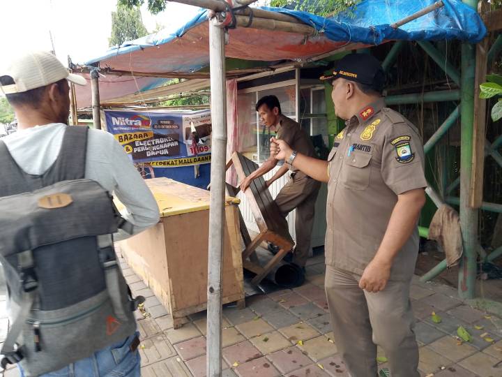 Trantib Batuceper Bongkar Bangunan Liar Dekat Jembatan Ampera